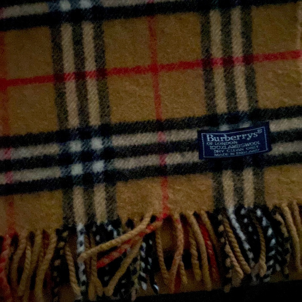 Burberry wool scarf purchased from pretch ready to resell never used